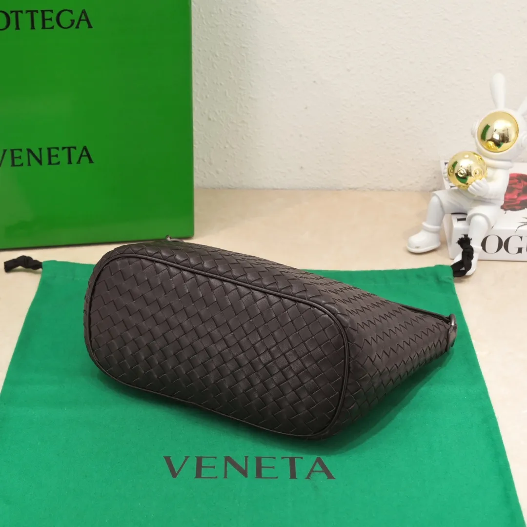 Batch 1260 BV classic women's hand-held shoulder crossbody bag, made of imported sheepskin purely hand-woven, lined with pigskin, equipped with original matte hardware, with long shoulder straps that can be adjusted in length, impeccable workmanship, top-notch craftsmanship, focusing on high-end quality, the first choice for product identification, real-life pictures 👉🏻The color is great👍 Size: 28*18*14 Model: 9843